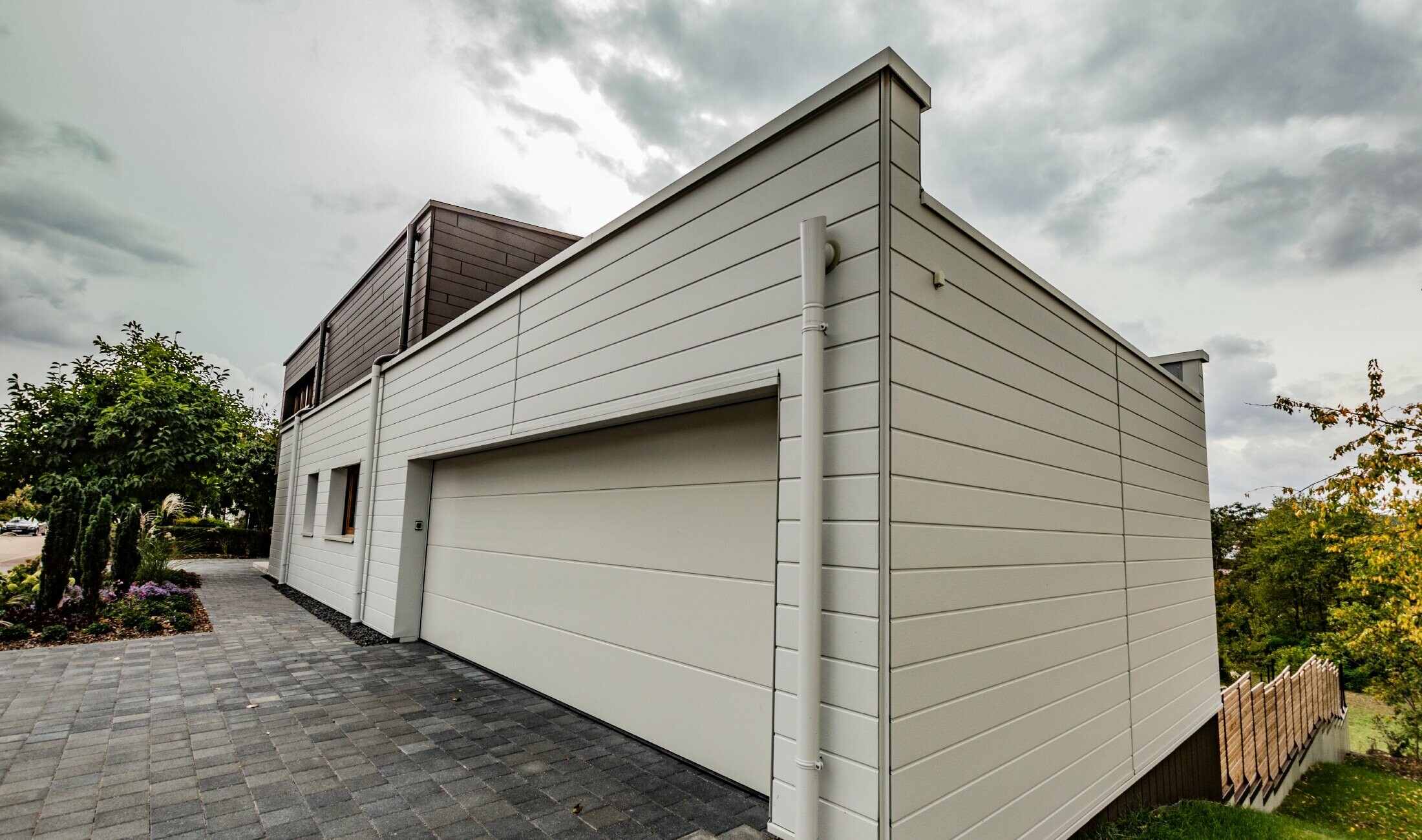 PREFA Siding a fasádní kotlík se zaústěním sladěny do barvy P.10 prefa bílé