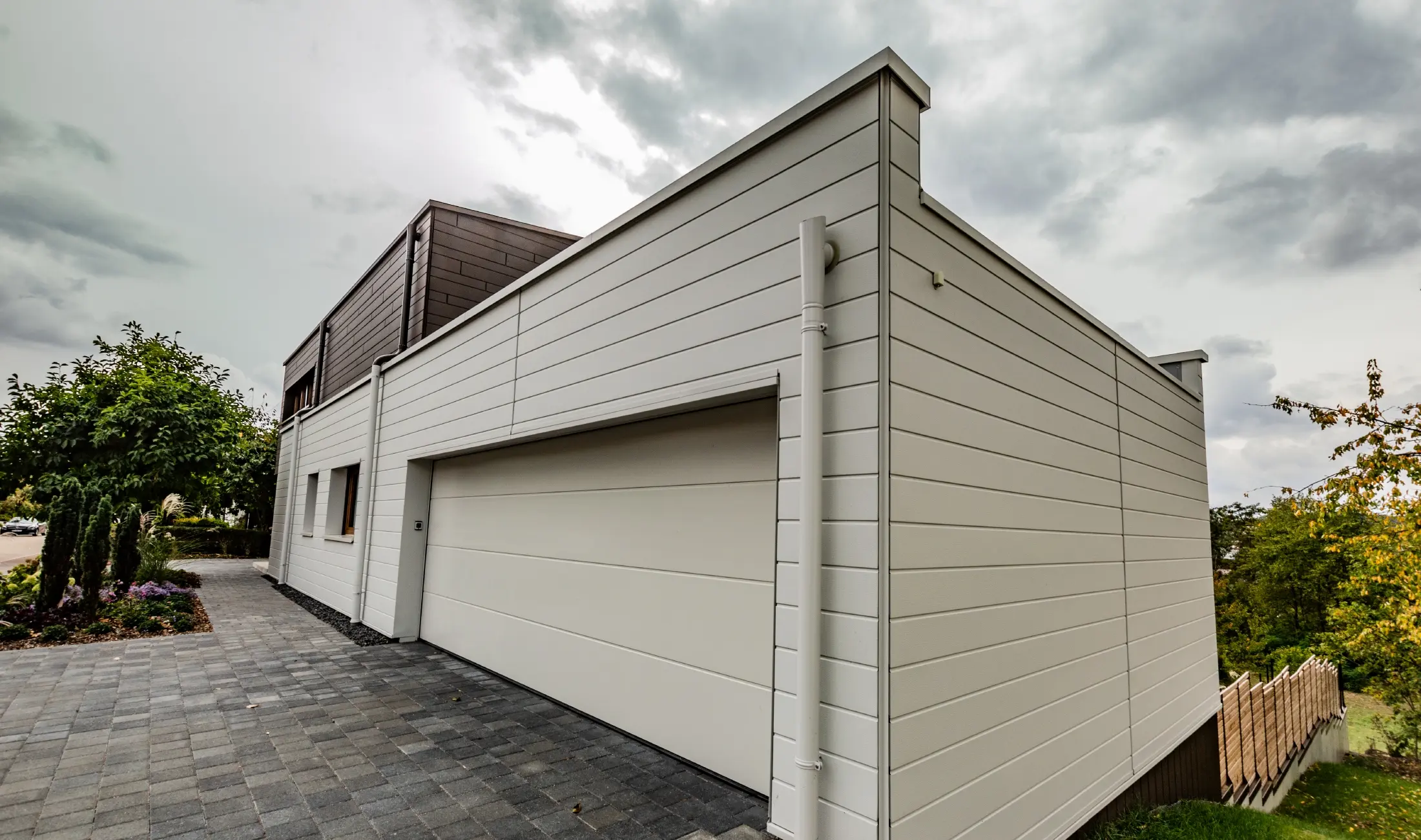 PREFA Siding a fasádní kotlík se zaústěním sladěny do barvy P.10 prefa bílé