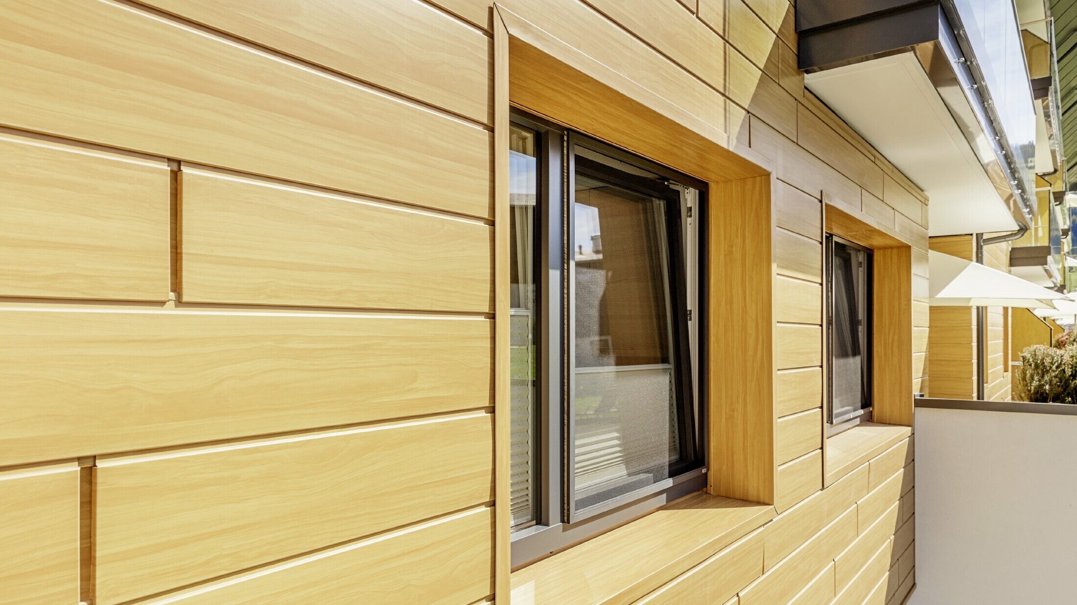 Detaillierte Aufnahme einer Fenstereinfassung mit den PREFA Sidings in Holzoptik am Guthof Lutz in Schattwald.