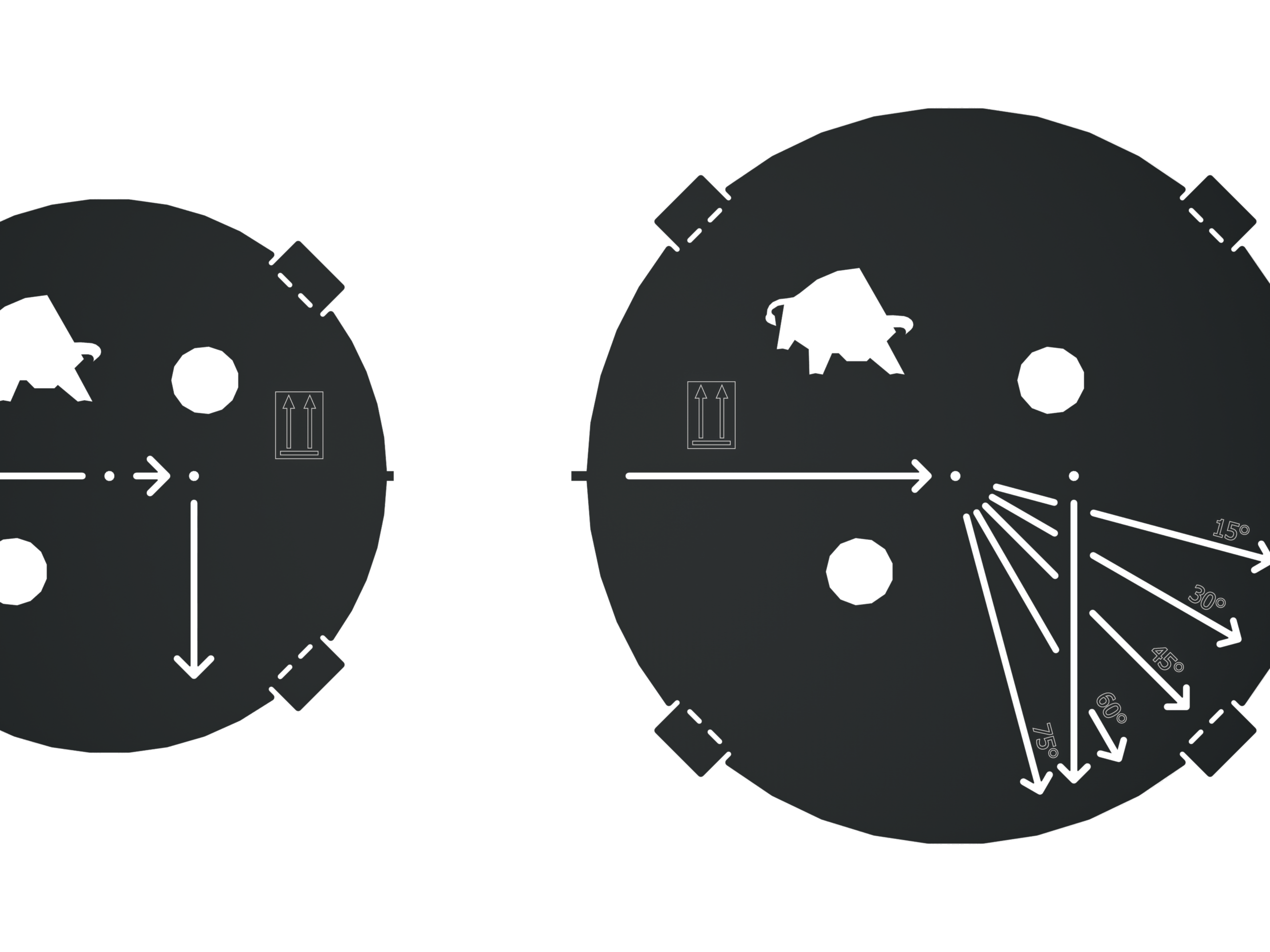 novativní šablona PREFA pro přesné umístění zemních manžet pro protipovodňové systémy s kulatými profily Vario – k dispozici ve dvou různých velikostech. Obrázek ukazuje dvě verze šablony, které umožňují přesné vyrovnání profilů v různých úhlech (15° až 75°). Snadná manipulace na staveništi šetří čas a zaručuje maximální přesnost při instalaci. Robustní konstrukce, jasné značení a promyšlený design podtrhují prémiovou kvalitu protipovodňové řady PREFA. Ideální pro profesionální použití v náročných projektech.