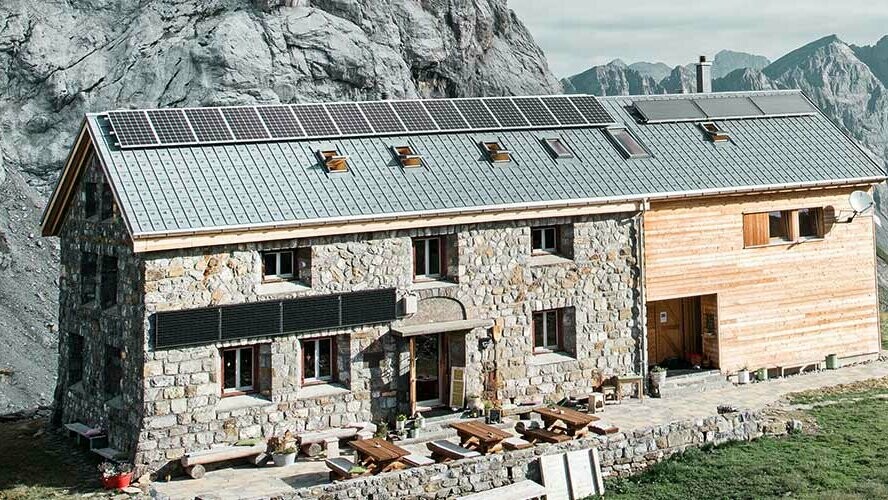 Švýcarská horská chata Claridenhütte ve výšce více než 2000 metrů nad mořem byla pokryta PREFA falcovanými střešními taškami barvy P.10 břidlicová
