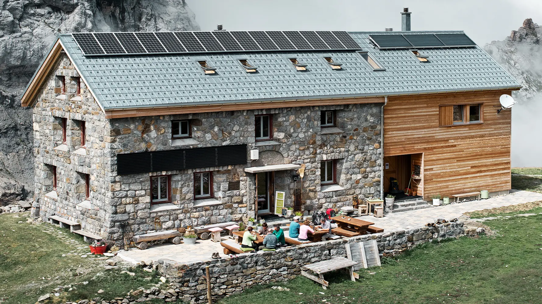 Švýcarská horská chata Claridenhütte ve výšce více než 2000 metrů nad mořem byla pokryta PREFA falcovanými střešními taškami barvy P.10 břidlicová