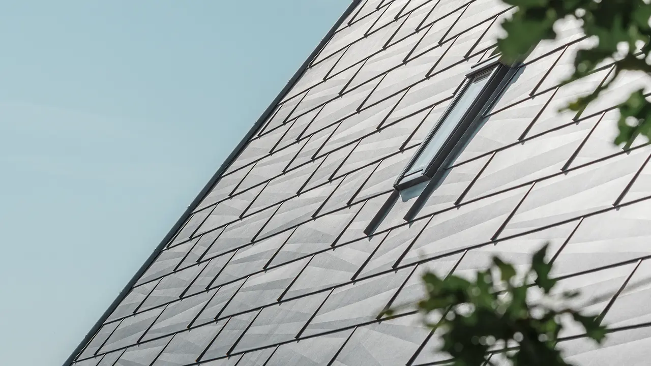Detail PREFA střešního panelu FX.12 v barvě P.10 břidlicová