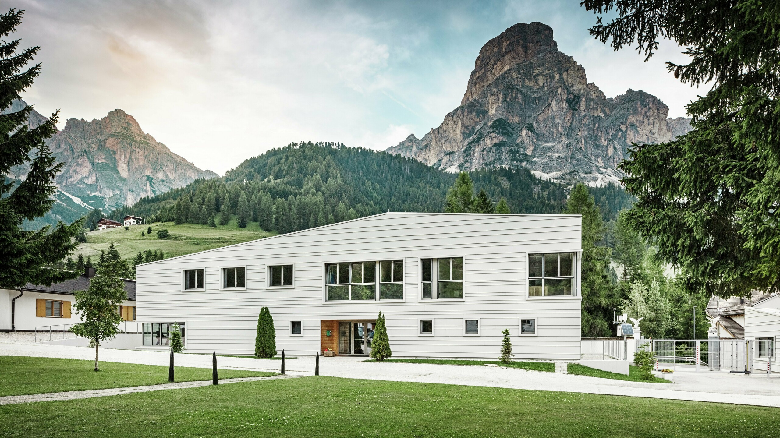 Moderní vojenská architektura se setkává s alpským prostředím: Kasárna „Tempesti“ se nacházejí v jihotyrolské krajině, zasazená do majestátního horského panoramatu. Světlá fasáda PREFALZ v barvě P.10 prefa bílé vytváří čisté linie. Světlá hliníková fasáda odráží sluneční světlo a zlepšuje tak mikroklima.