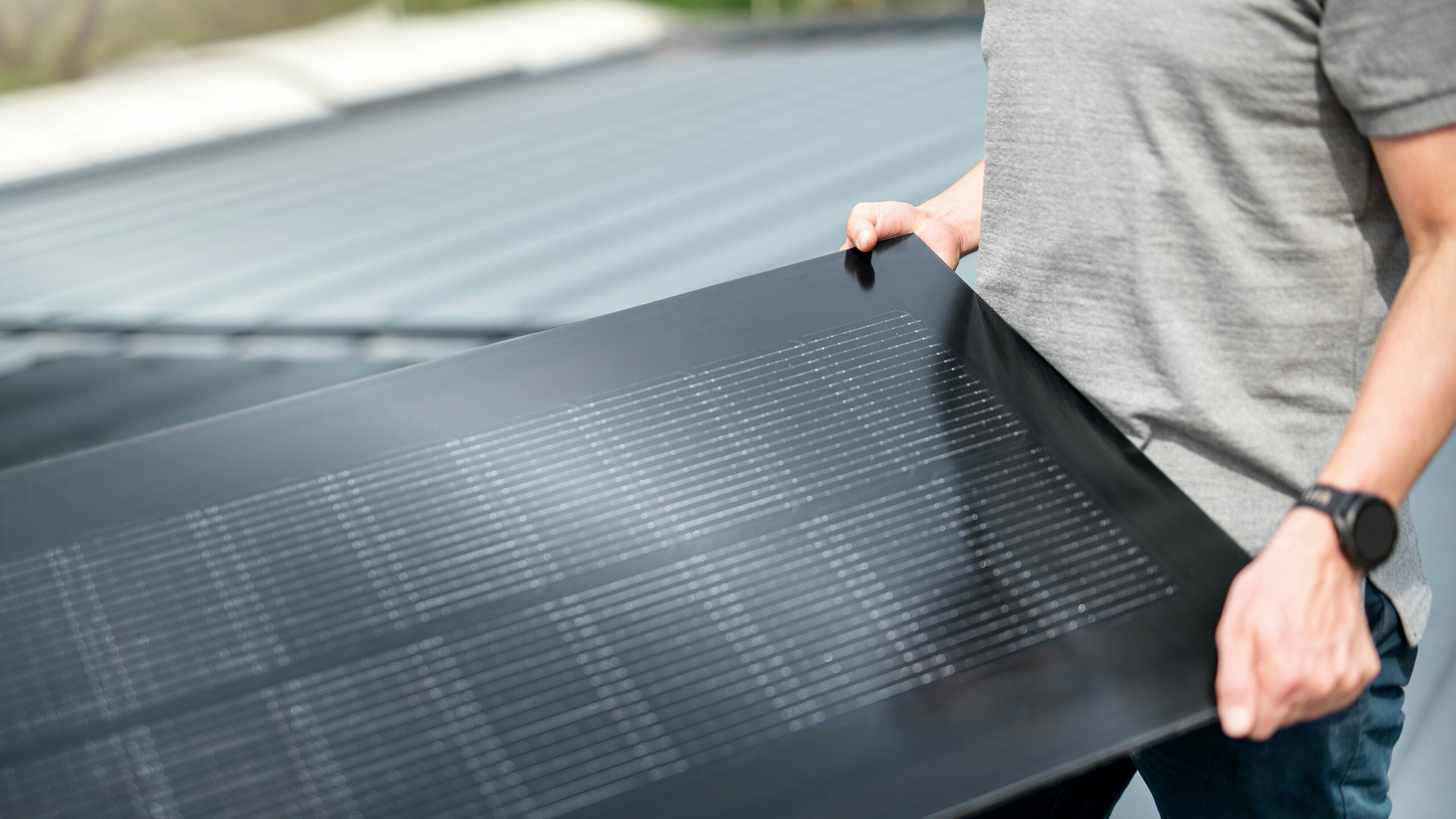 Solární modul PREFALZ v černé barvě pro drážkovou krytinu PREFALZ v šířkách 500 a 650 mm.