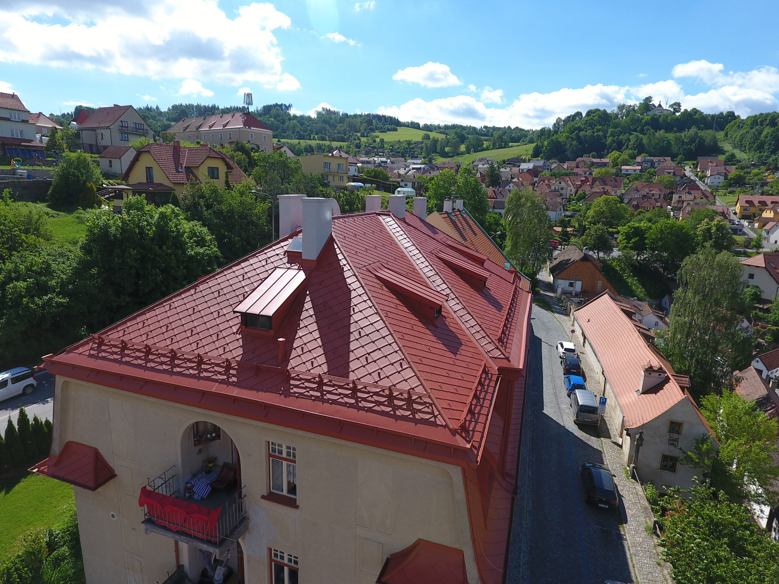 Na střechu byly namontovány také protisněhové prvky vč. sněhových háků