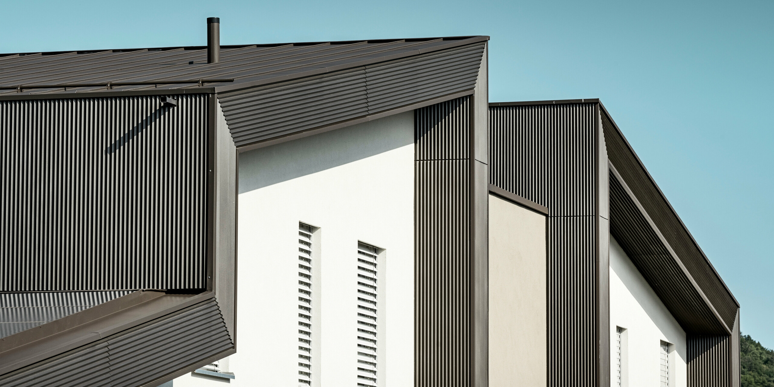 ZACKENPROFIL (lisovaný pilový profil) je moderní fasádní profil z lisovaného hliníku – ideální souhra techniky a architektonické tvorby. 