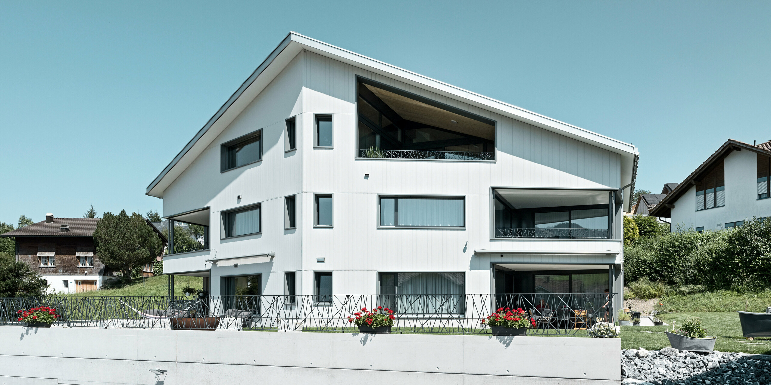 Bytový dům ve švýcarském městě Weissbad je opláštěn fasádními lamelami PREFA Siding v barvě P.10 prefa bílé