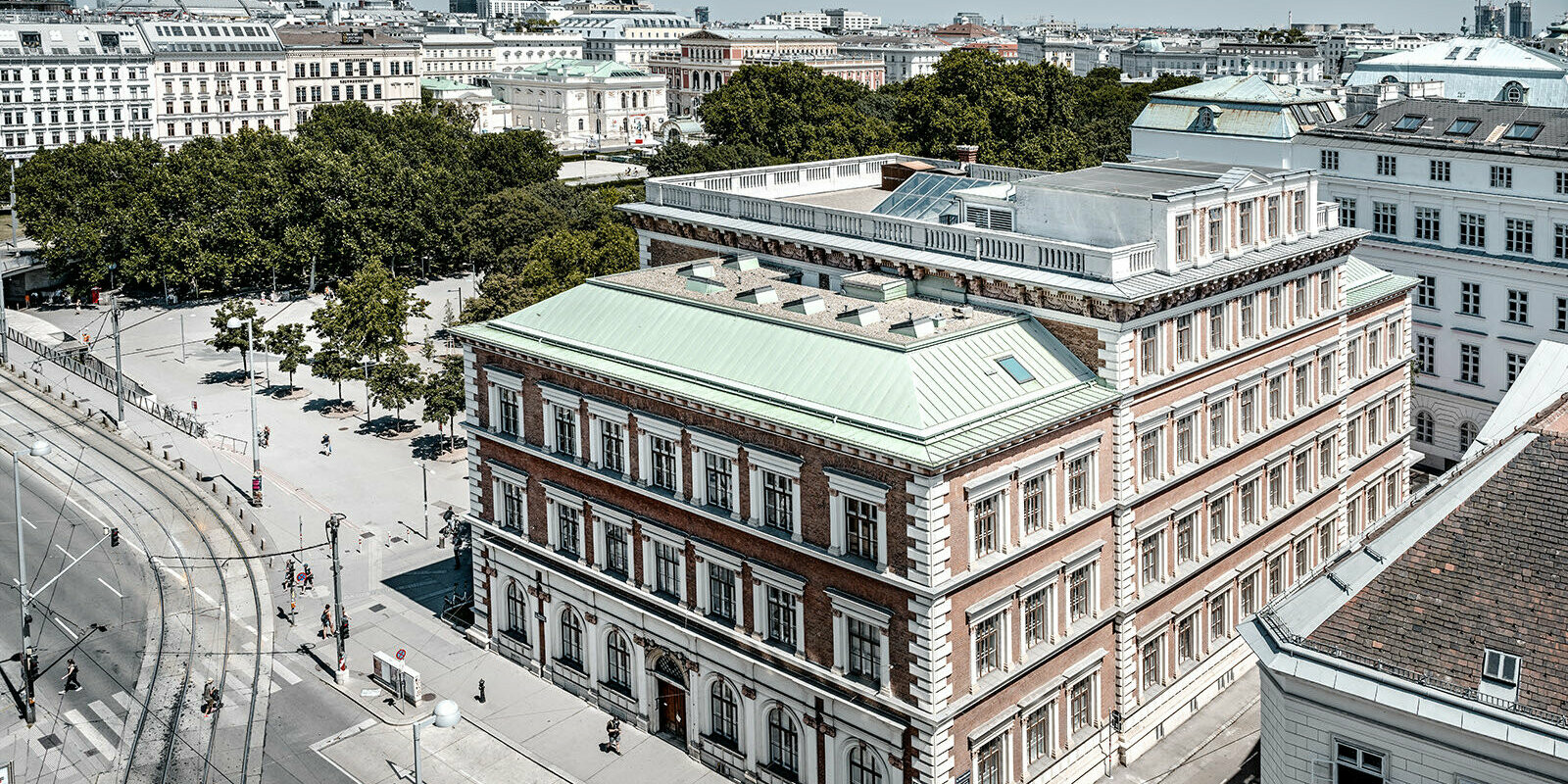 Pohled na evangelickou základní školu na vídeňském Karlsplatz z ptačí perspektivy.