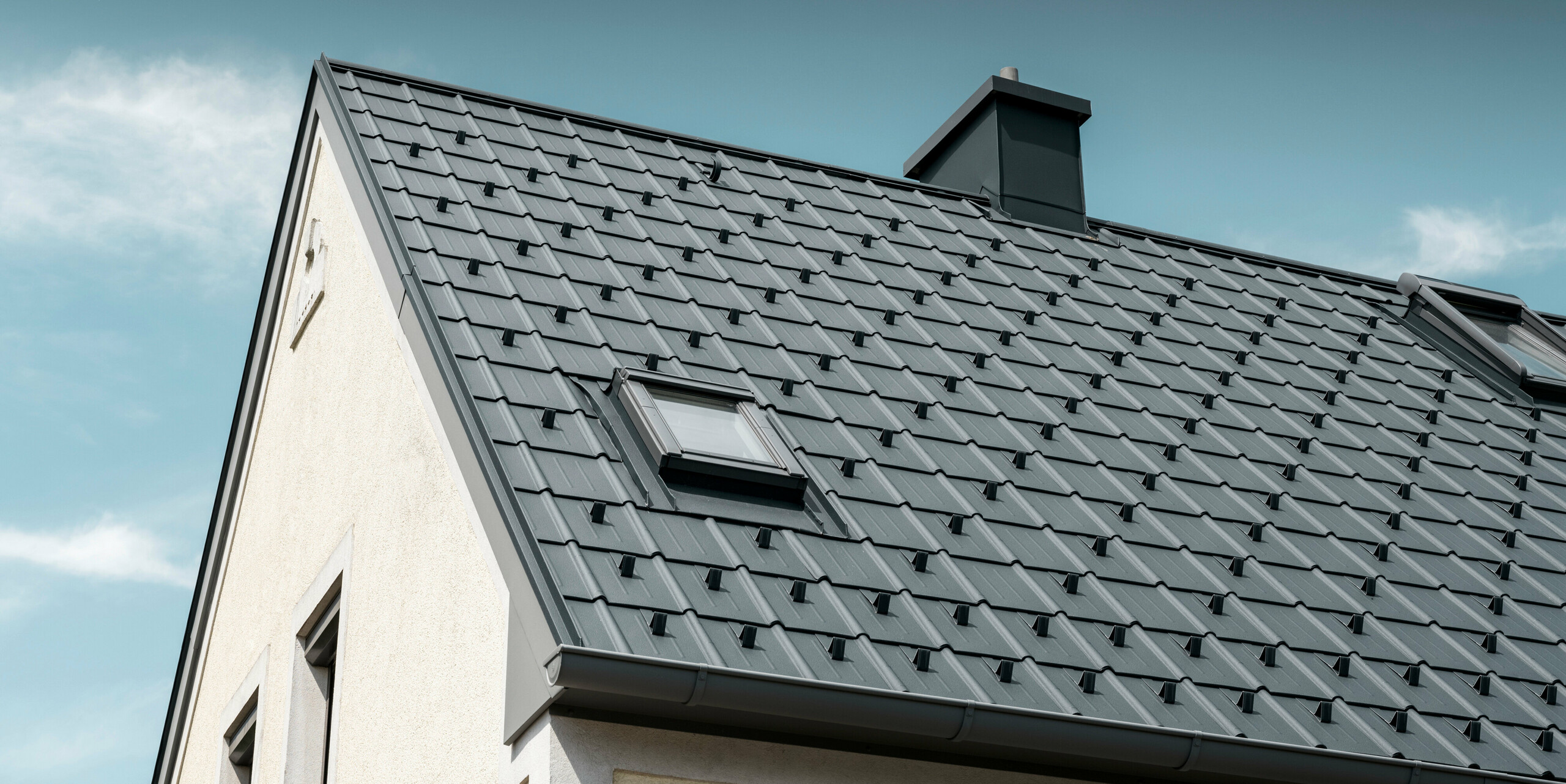Detailní pohled na falcovanou tašku v ploše doplněnou o sněhové háky