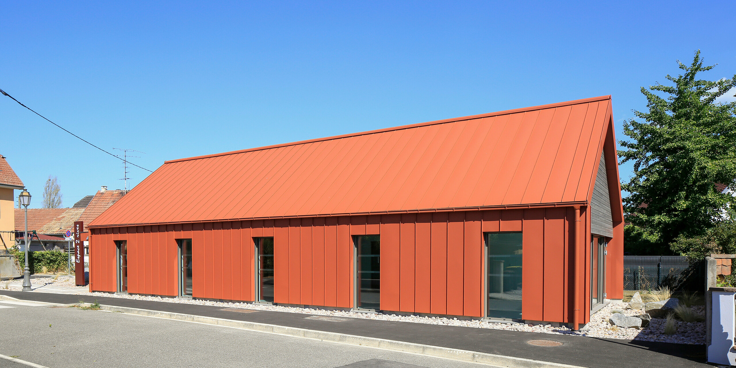 Střecha a fasáda na faře ve Francii je ze svitkového plechu PREFALZ v barvě P.10 cihlově červené