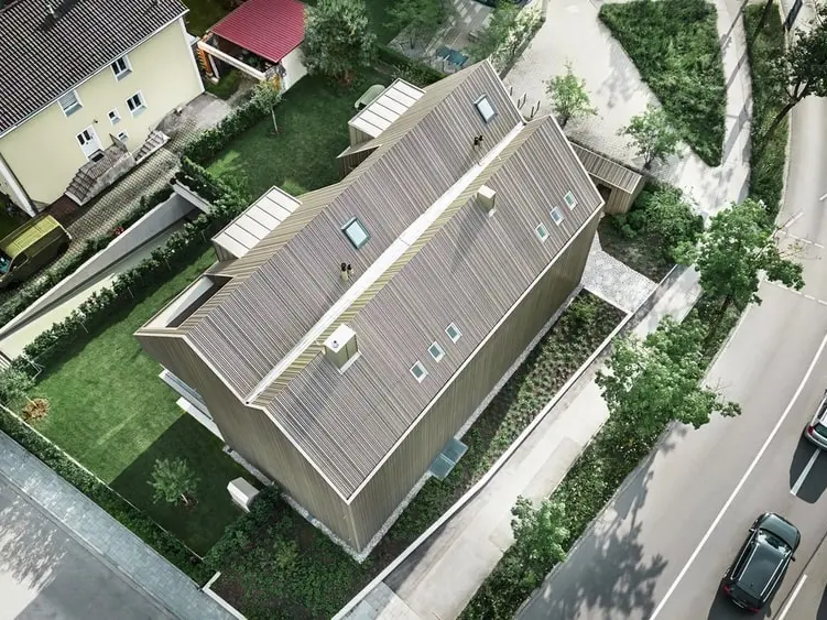 Pohled z ptačí perspektivy na bytový dům opláštěný PREFALZEM v německém Dachau