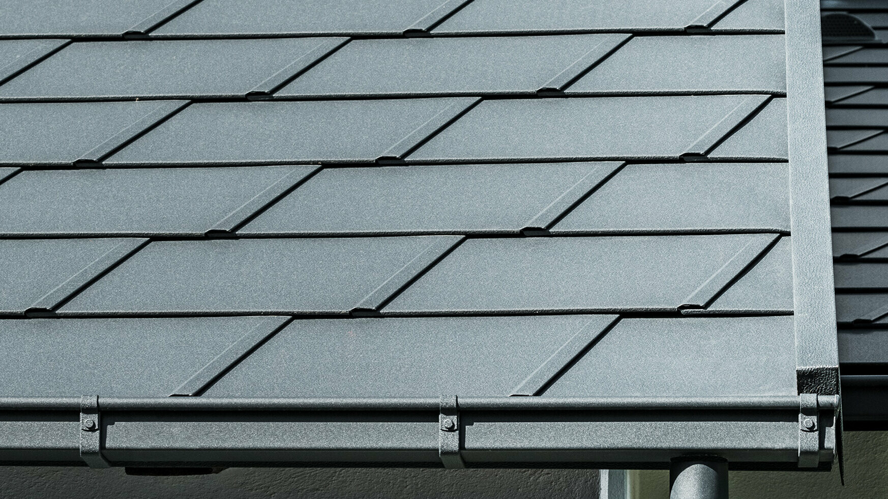 PREFA Dachschindel DS.19 in Anthrazit mit Kastenrinne ohne Schneestopper verlegt. Blechdach von PREFA.