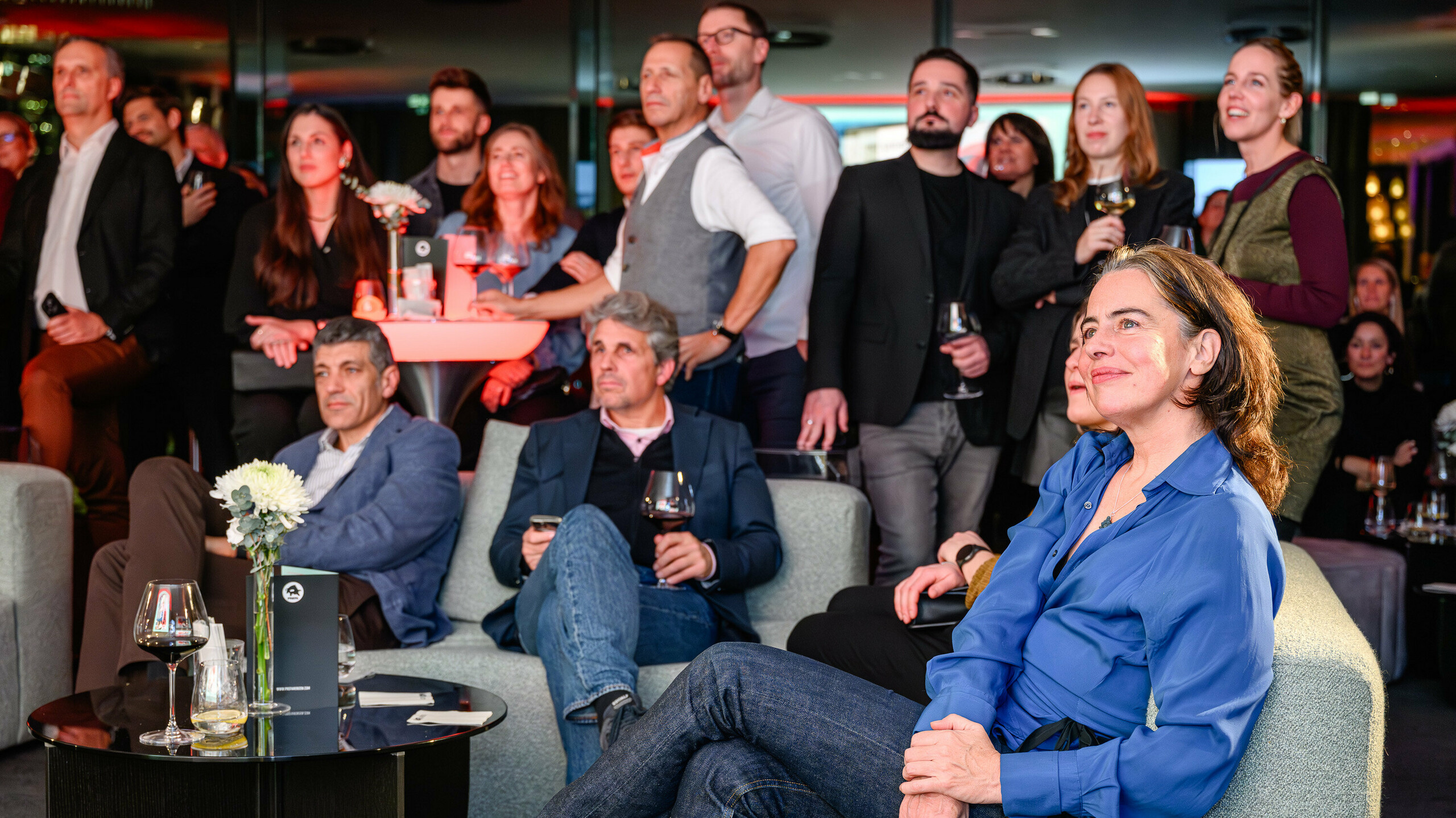 Zaujaté pohledy a inspirované tváře na prezentaci PREFARENZEN 2026 v k47.wien: Hosté pozorně sledovali multimediální prezentaci nejnovějších projektů PREFA. Atmosférické osvětlení a elegantní atmosféra odrážely kvalitu vystavených hliníkových řešení. Scéna demonstrovala, že PREFA vytváří prostor pro inovace, výměnu a kreativní vize. Večer, který zdůraznil sílu nadčasové architektury a rozmanitost moderních designových možností s hliníkem.