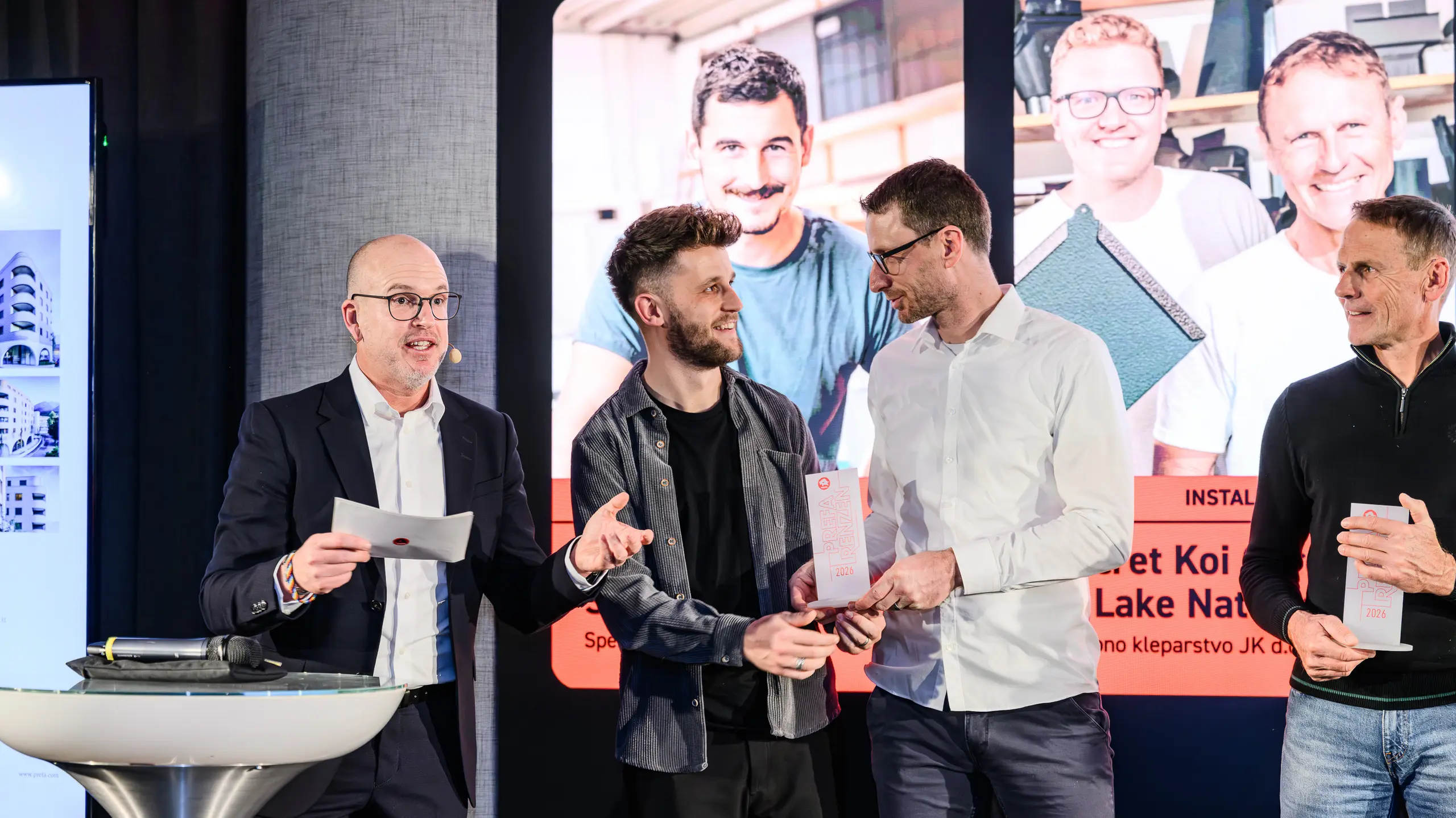 Vrcholem prezentace veletrhu PREFARENZEN 2026 na výstavišti k47.wien bylo ocenění vítězů za jejich kreativní a technicky působivé projekty s hliníkovými výrobky PREFA. Cena představuje inovaci, řemeslné zpracování a architektonickou dokonalost. Akce ukázala, jak PREFA inspiruje a získává uznání pro všechny, kteří se s vášní, kvalitou a designem snaží nastavovat nová měřítka v architektuře.