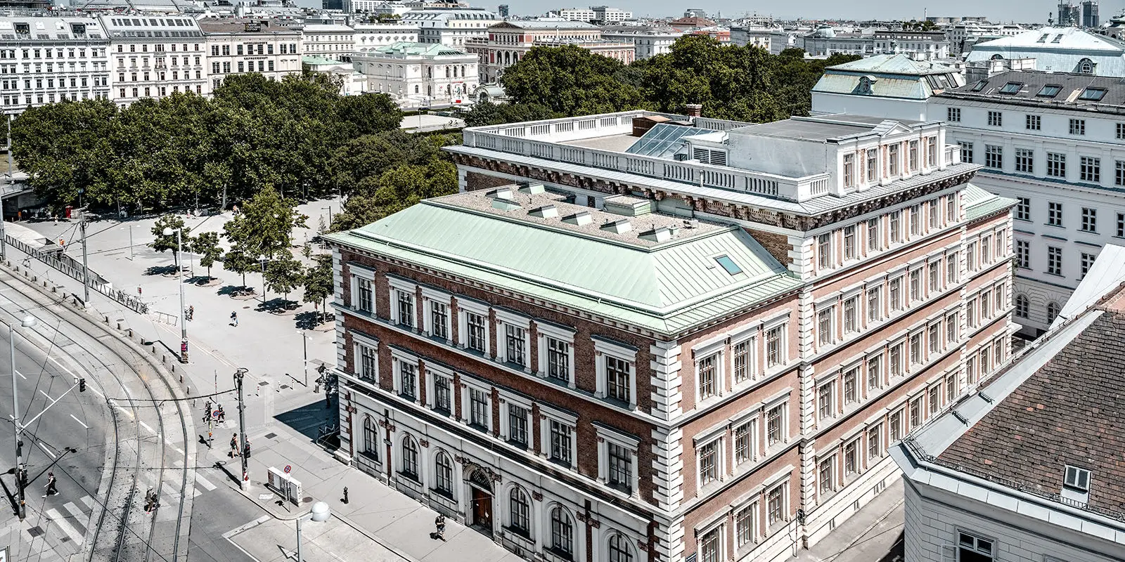Pohled na evangelickou základní školu na vídeňském Karlsplatz z ptačí perspektivy.