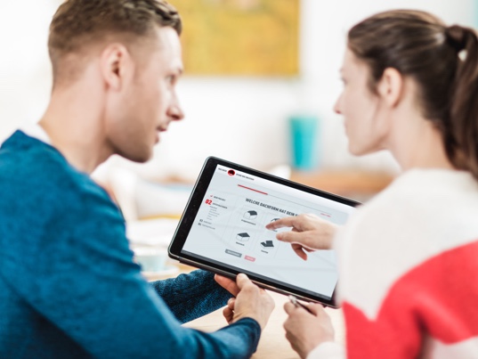 Mladý párček využívá PREFA platformu pro rychlé získání nabídky na novou střechu a svou novou fasádu. Využívají pro to tablet.