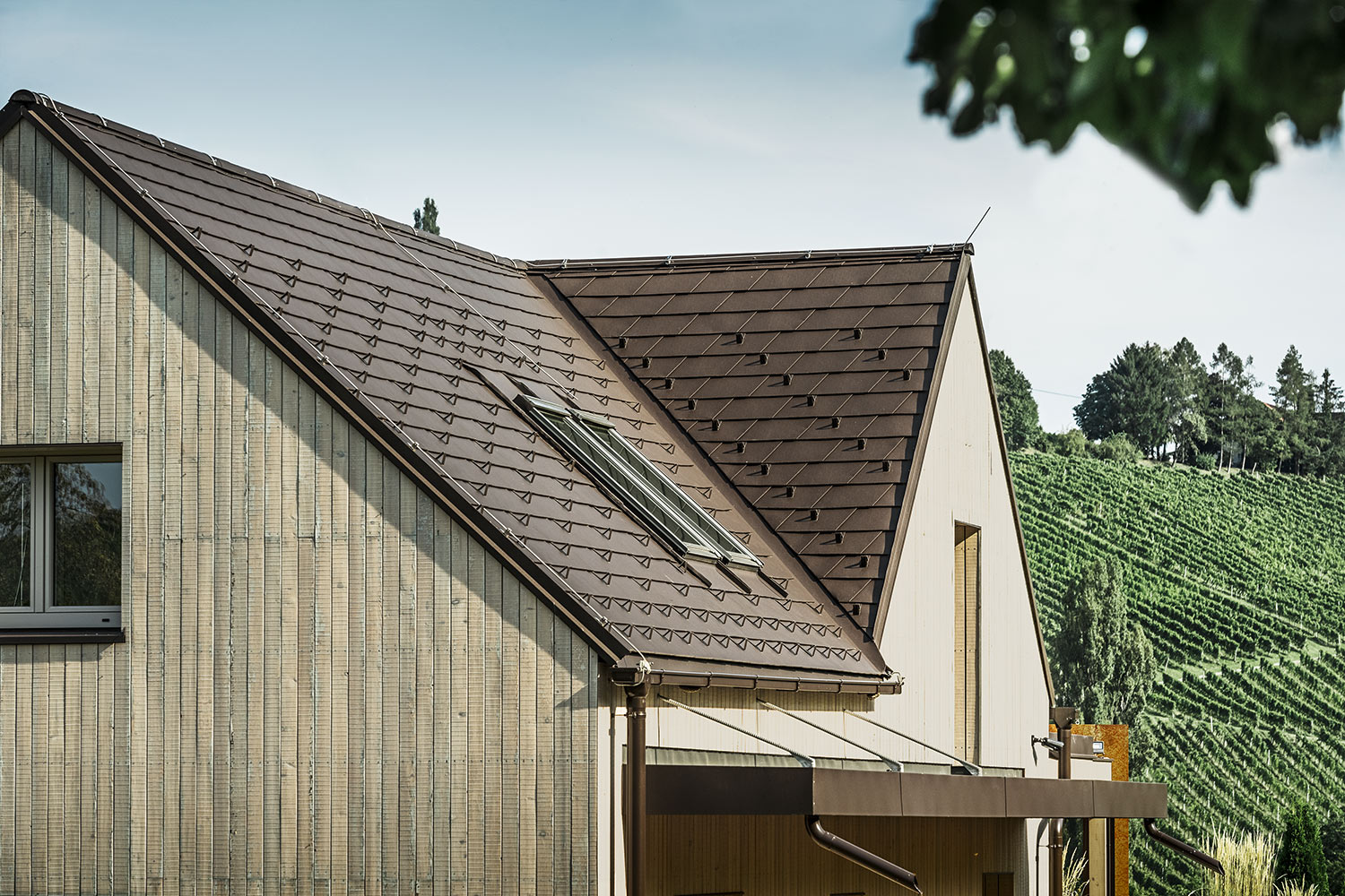 Referenční objekty PREFA Střešní systémy PREFA falcovaný střešní šindel 11 P.10 oříšková