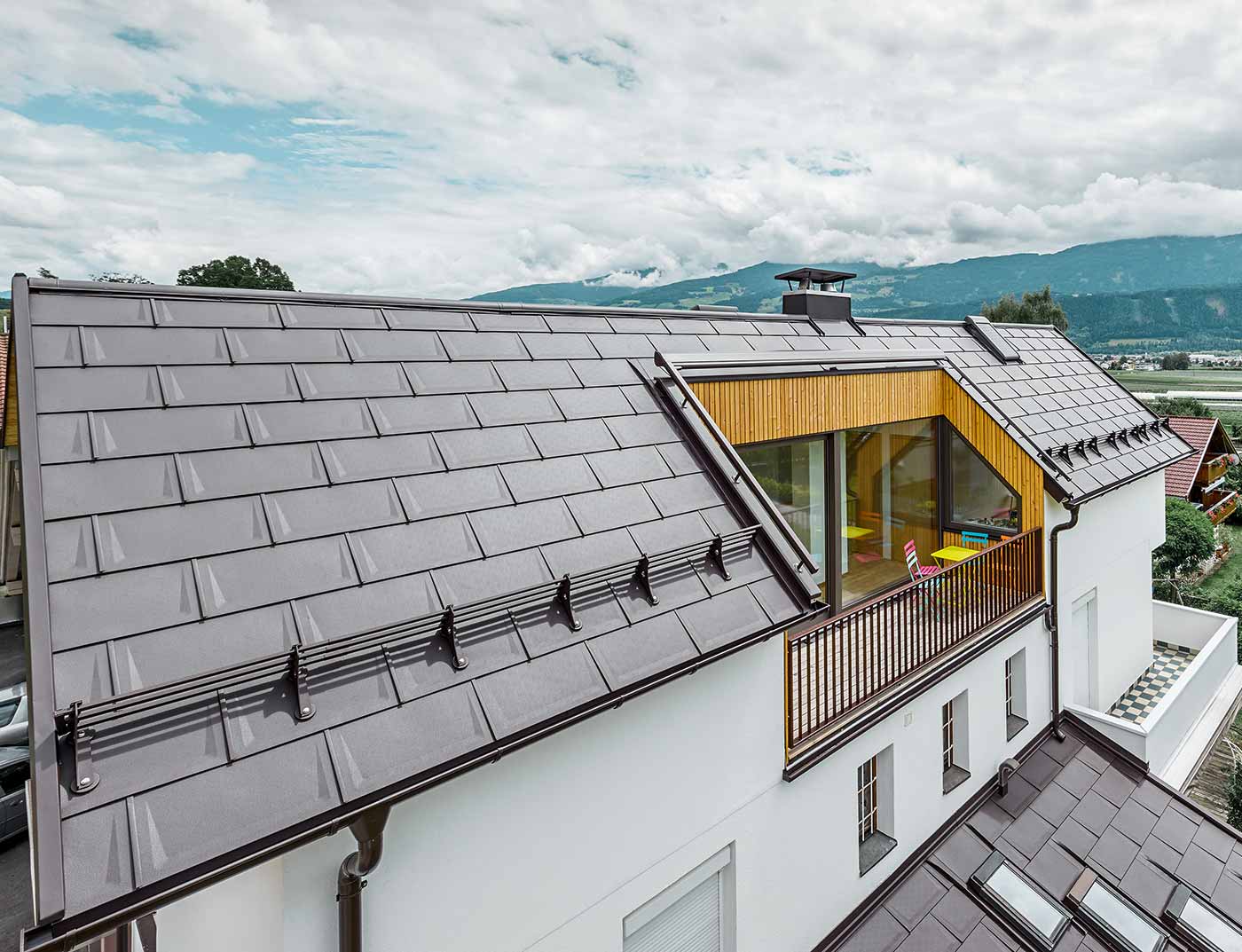 PREFA střešní panel R.16, barva oříšková - reference Bytový dům s prostornou lodžií - střecha je pokryta střešními panely PREFA R.16 v oříškové barvě.