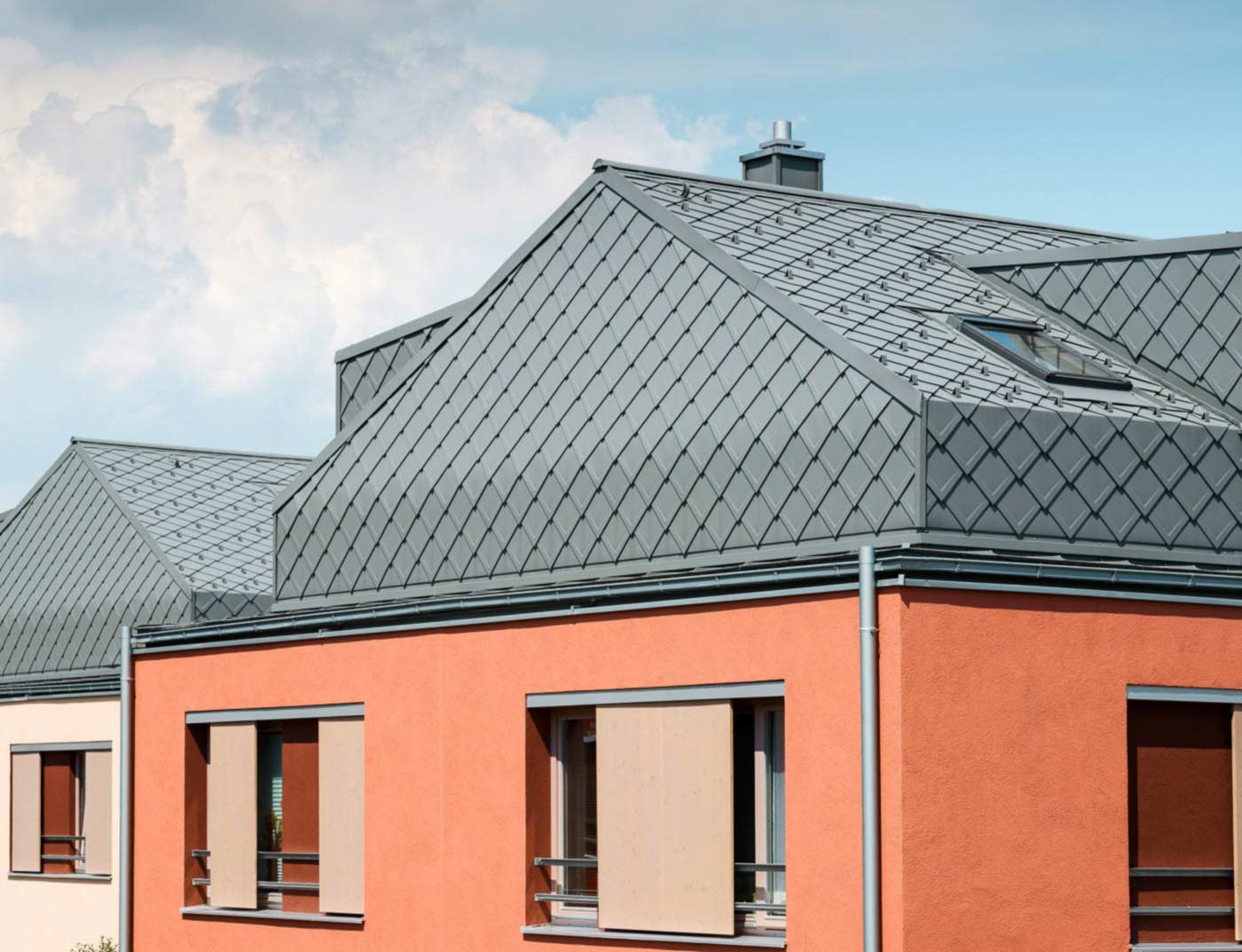 Referenční objekty PREFA Střešní systémy PREFA falcovaná střešní šablona 29x29 07 P.10 světle šedá