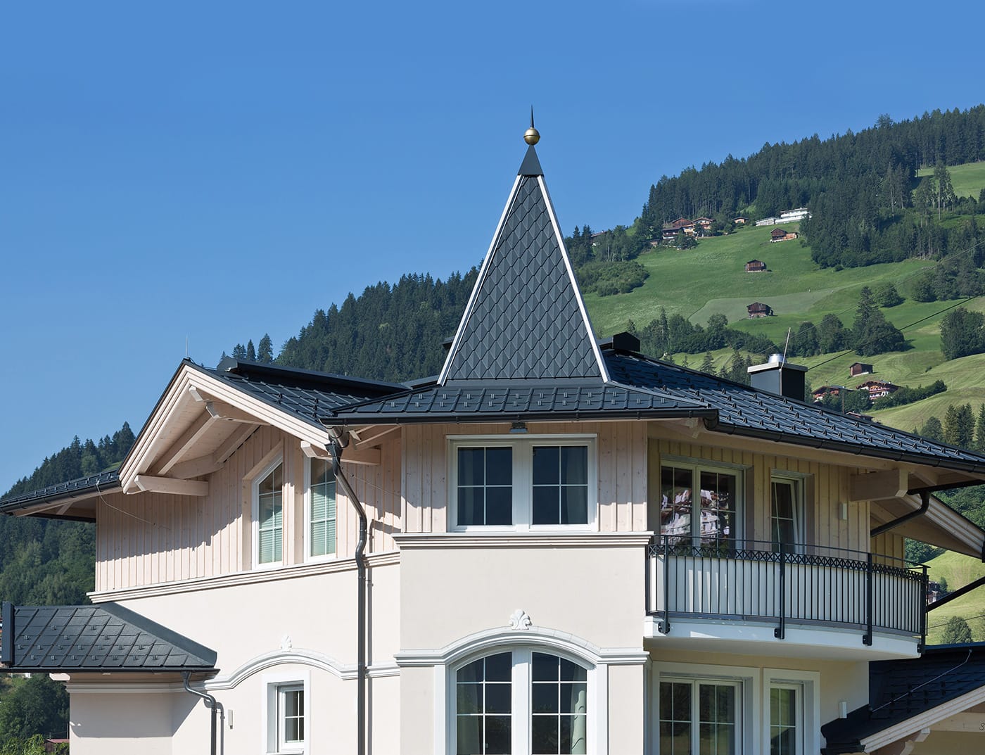 Referenční objekty PREFA Střešní systémy PREFA věžovka - malá střešní šablona 01 P.10 tmavě hnědá