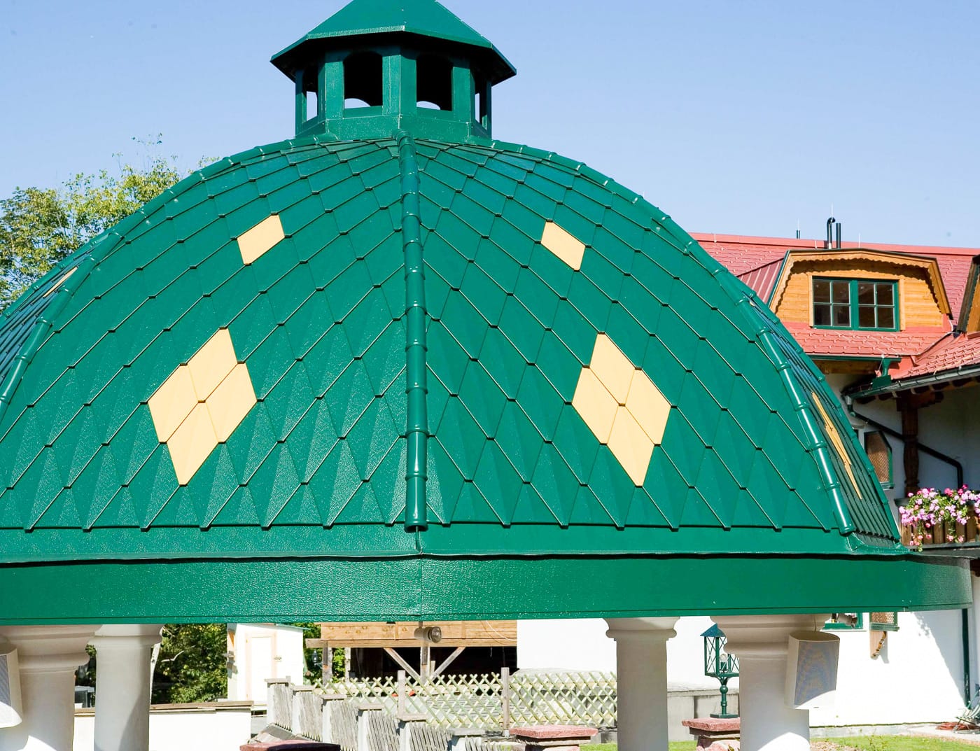 Referenční objekty PREFA Střešní systémy PREFA věžovka - malá střešní šablona 06 P.10 mechově zelená