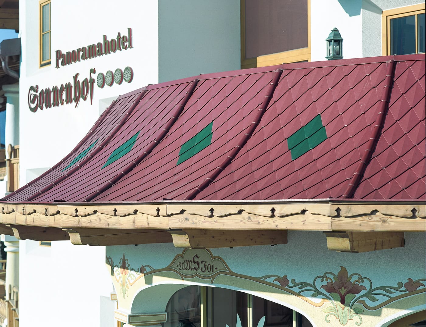 Referenční objekty PREFA Střešní systémy PREFA věžovka - malá střešní šablona 05 P.10 tmavě červená