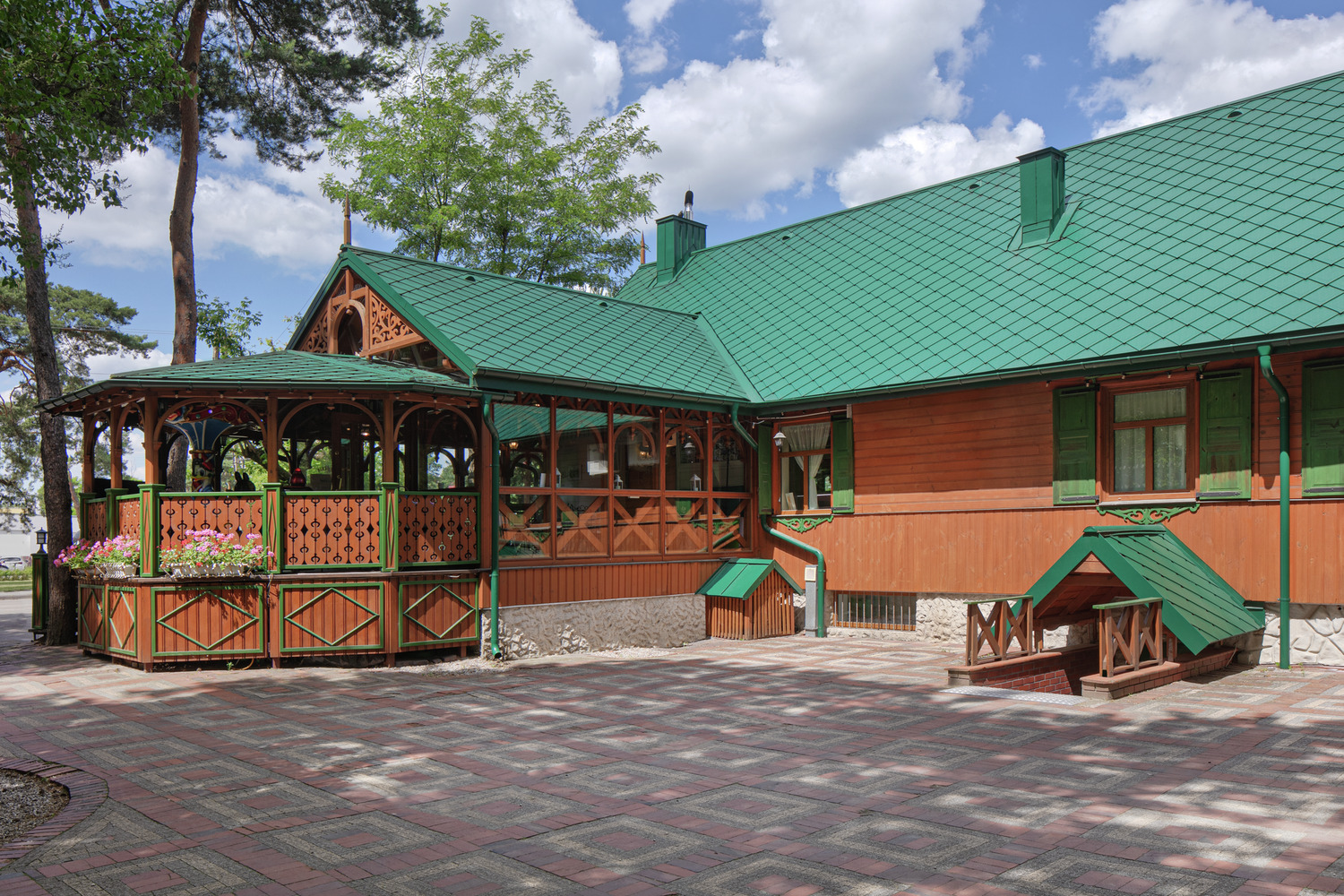 Referenční objekty PREFA Střešní systémy PREFA falcovaná střešní šablona 29x29 06 P.10 mechově zelená