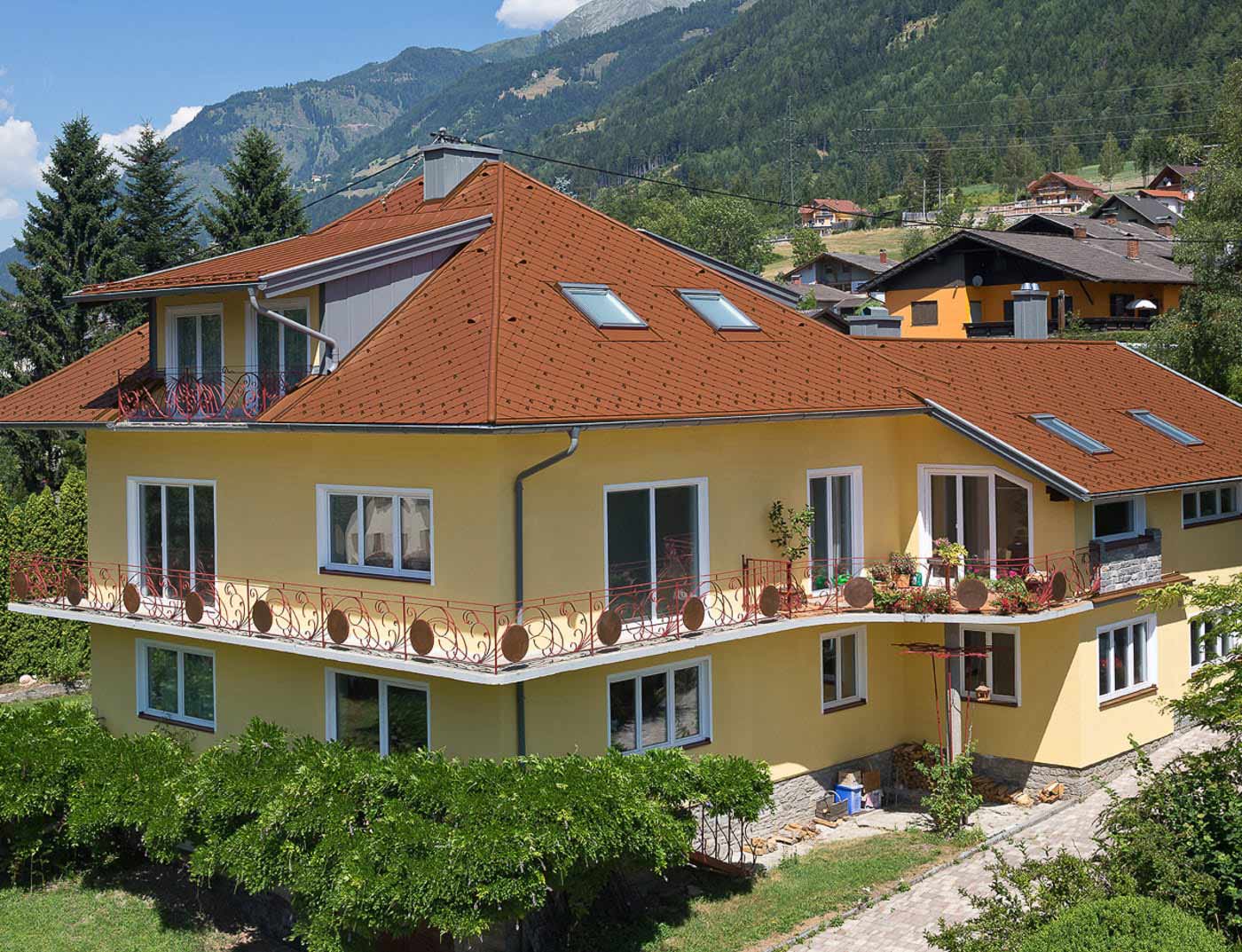 Referenční objekty PREFA Střešní systémy PREFA falcovaná střešní šablona 29x29 04 P.10 cihlově červená