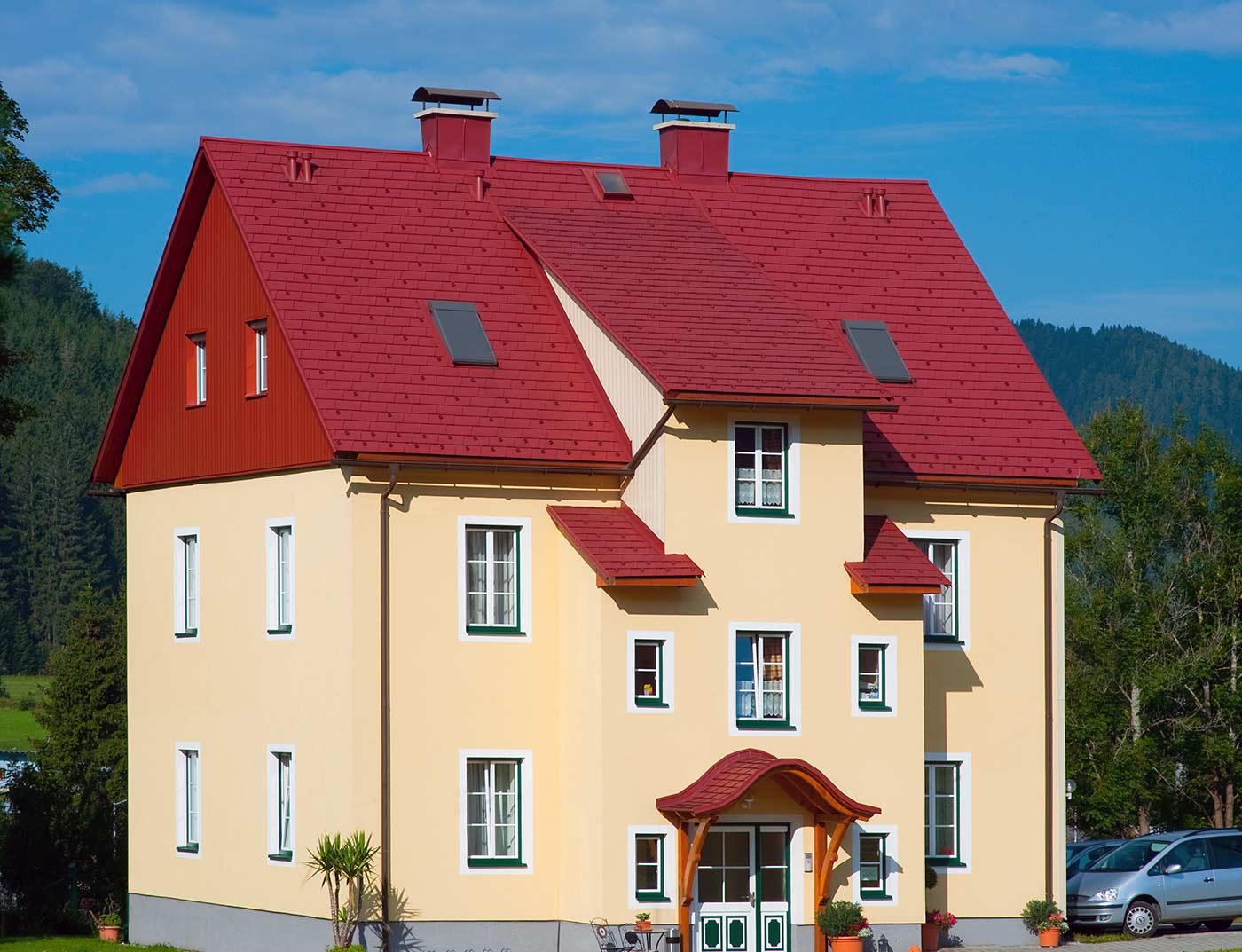 Referenční objekty PREFA Střešní systémy PREFA falcovaný střešní šindel 05 P.10 tmavě červená