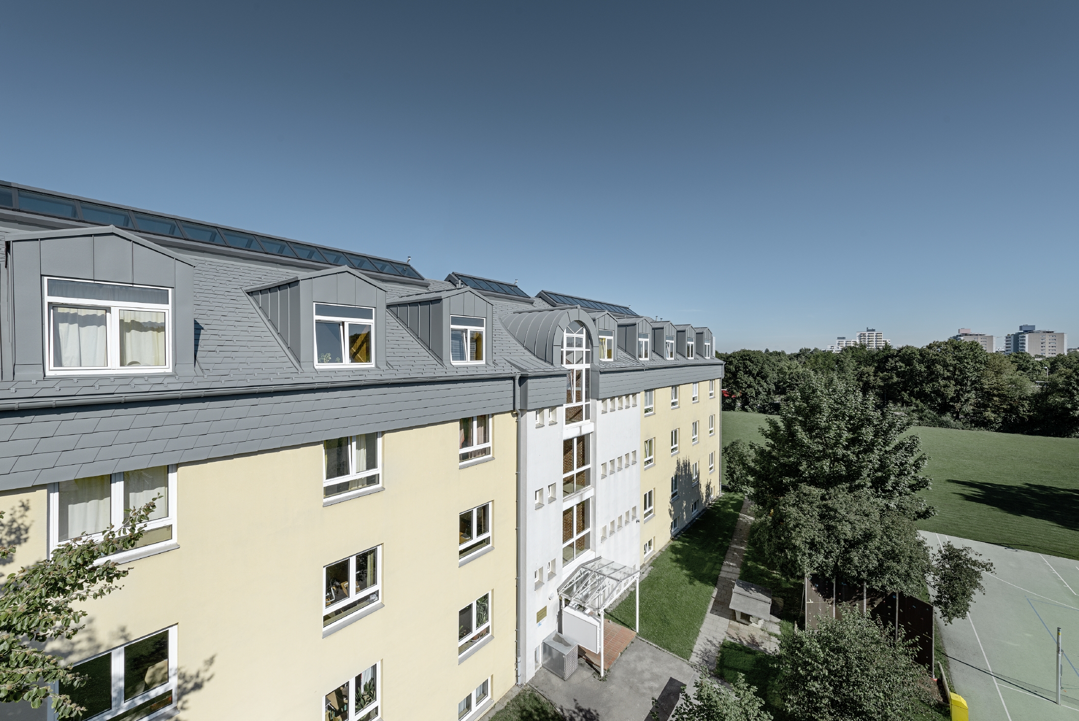 Referenční objekty PREFA Střešní systémy PREFA falcovaný střešní šindel 07 P.10 světle šedá