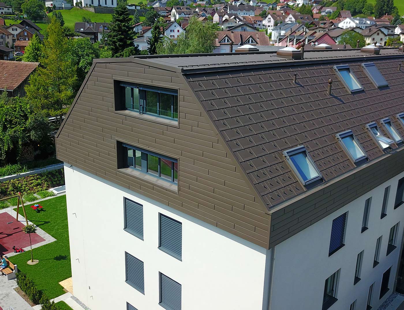 Referenční objekty PREFA Střešní systémy PREFA střešní panel R.16 01 P.10 tmavě hnědá