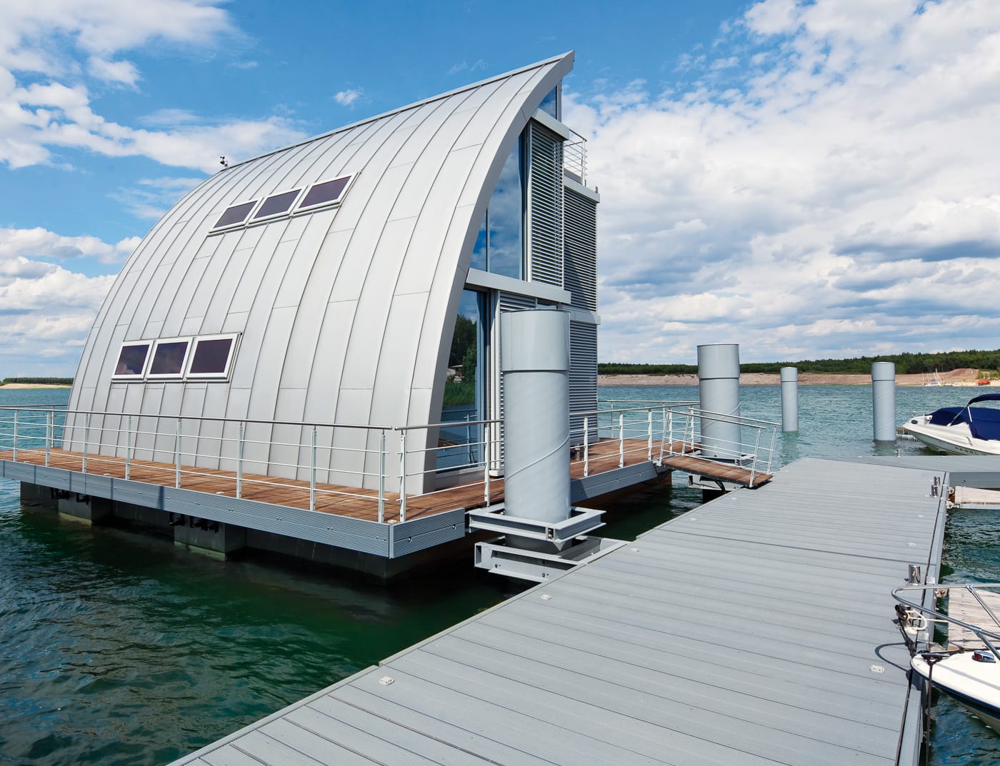 Referenční objekty PREFA Fasádní systémy Fasádní systém Prefalz ® 12 stříbrná metalíza