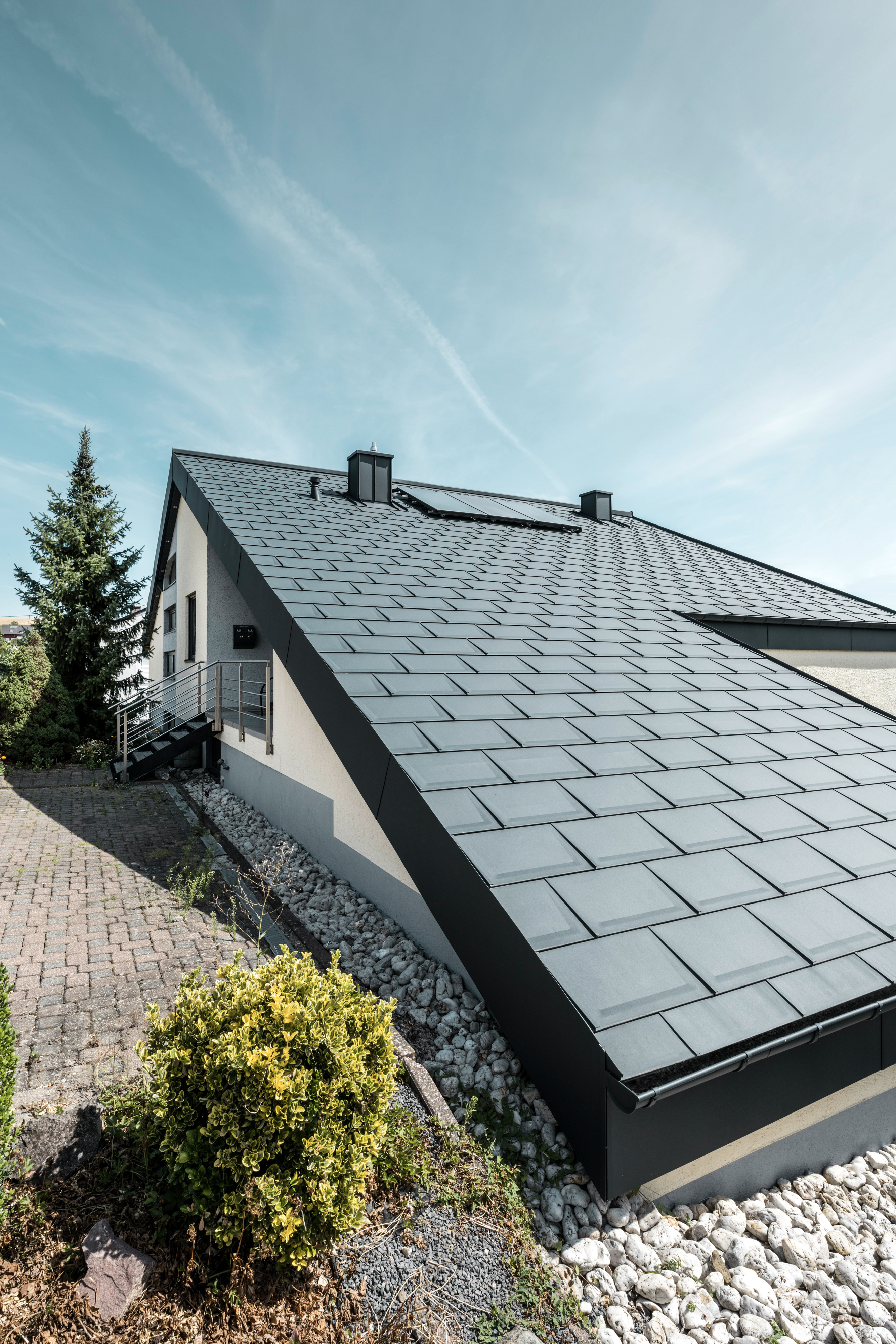 Ukázka přesné pokládky střešního panel R.16 v barvě antracitové barvě.